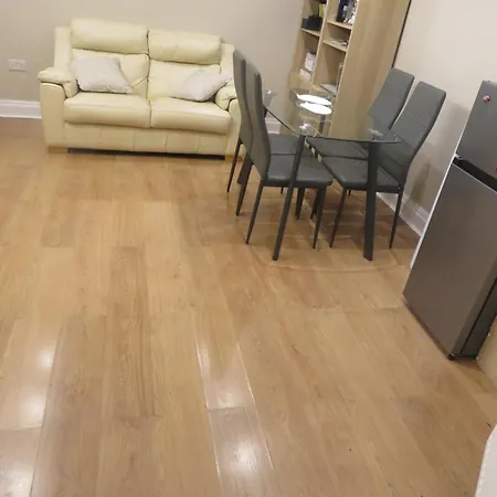 Kosher Flat In The Heart Of Salford Surounded With Beautiful Parkss *