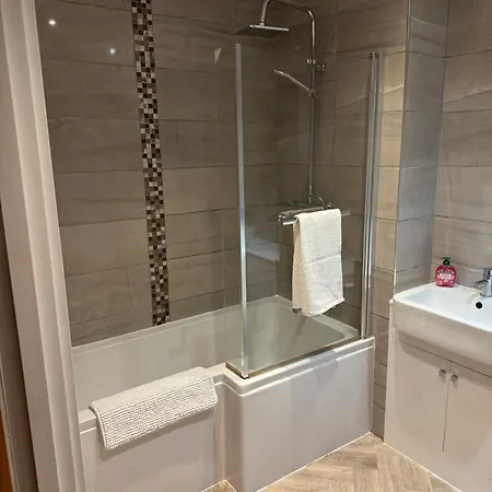 Centre Flat Available For Bookings Of 2 Weeks Or *