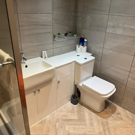 Centre Flat Available For Bookings Of 2 Weeks Or Manchester