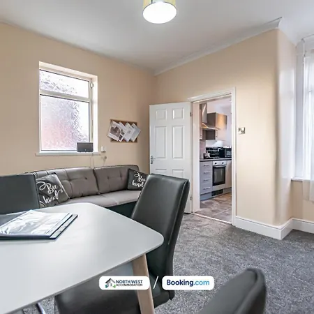 Spacious 3-Bedroom House In Manchester With Free Parking Vakantiehuis Manchester