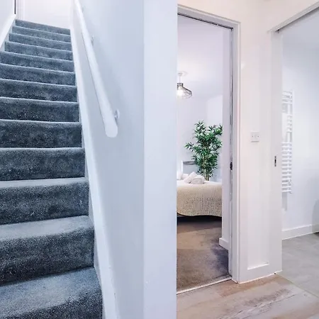 New Trafford Loft - Free Parking