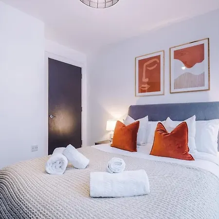 Apartment New Trafford Loft - Free Parking *