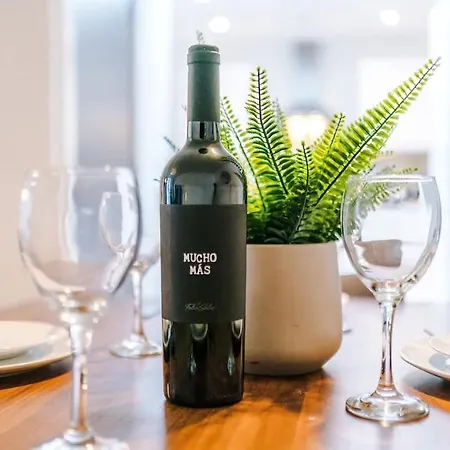 New Trafford Loft - Free Parking *