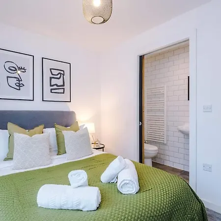 New Trafford Loft - Free Parking Apartment