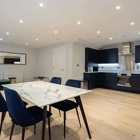 Apartment Spacious 2 Bedroom Centre *