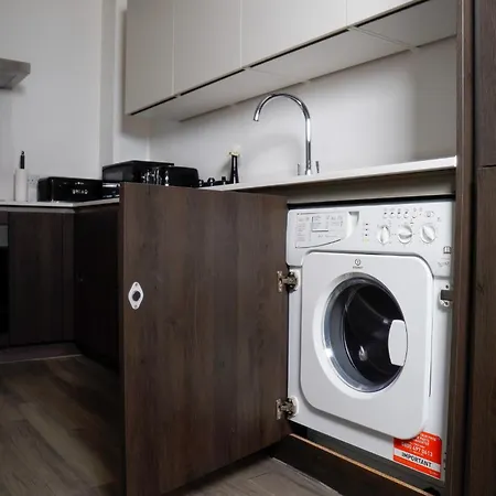 1 Bed Centre - Free Underground Parking - Balcony - Airbed Available Apartment Manchester