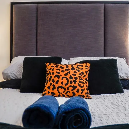 1 Bed Centre - Free Underground Parking - Balcony - Airbed Available * Manchester