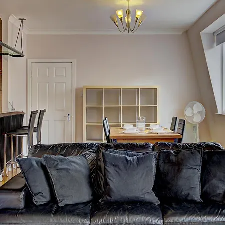 Spacious Penthouse Pass The Keys Манчестер