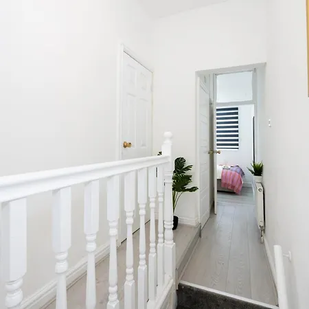 Cozy And Spacious Rest Work And Retreat In Manchester