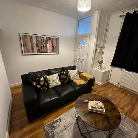 Affordable 2 Bedroom Close To Coop Live And Etihad Stadium דירה *