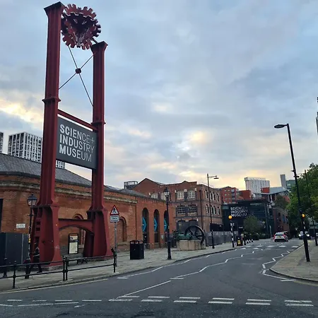 Elegant 2bd & 2ba Centre Luxury With View Manchester