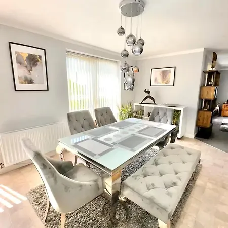 Spacious, Smart Near Centre And Coop Arena Free Parking *