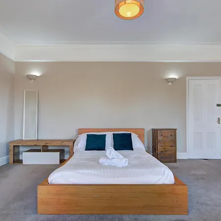 Spacious Victorian Family In Stretford - Pass The Keys
