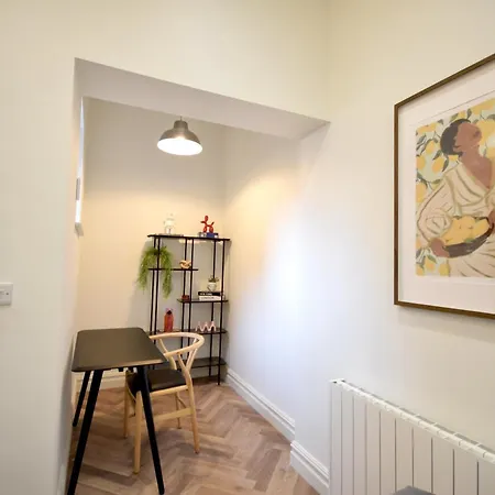 Feriehus Cityescape - Spacious 1br Duplex Sofabed - Nq
