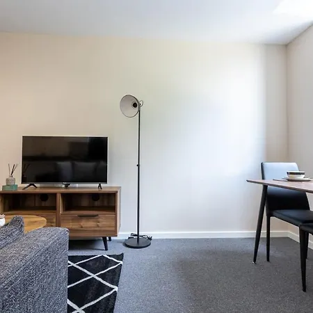 Modern & Convenient 1 Bed Flat In Apartment Manchester