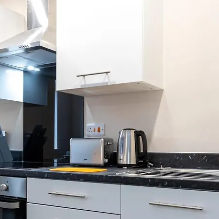 Modern & Convenient 1 Bed Flat In Manchester