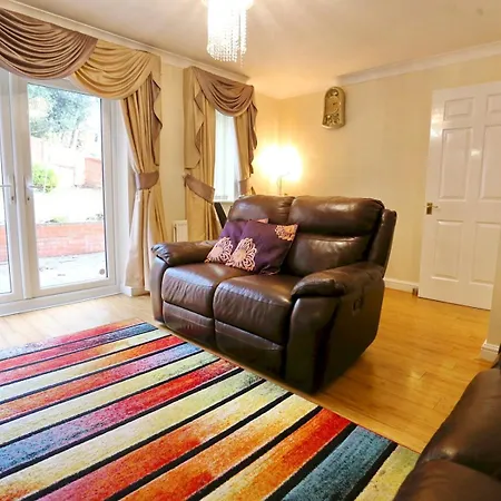 Garden Family Near By Of Salford - Pass The Keys 度假居 *