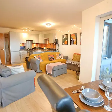 Cosy Mins Away To Man Etihad Arena - Pass The Keys