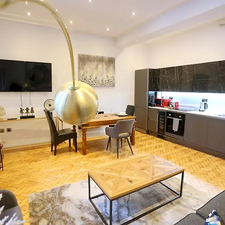 New Build Duplex Minutes From Centre - Pass The Keys