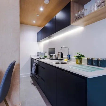 Modern Spacious Sleeps 5 Free High-speed Wi-fi Apartment