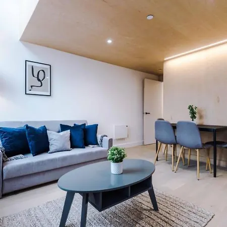 Modern Spacious Sleeps 5 Free High-speed Wi-fi * Manchester