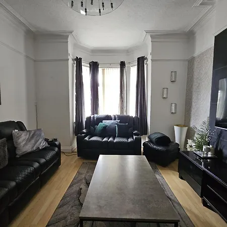 Stylish 5-bed With Free Parking Sleeps 12!