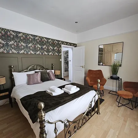 Stylish 5-bed With Free Parking Sleeps 12! בית נופש מנצ'סטר