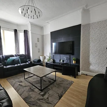 Stylish 5-bed With Free Parking Sleeps 12!