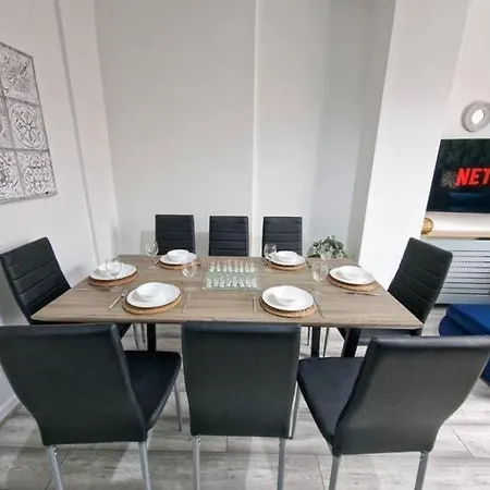 شقة Luxury House Near Etihad & Coop Live, Sleeps 16
