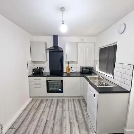 Luxury House Near Etihad & Coop Live, Sleeps 16