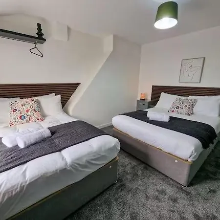 شقة Luxury House Near Etihad & Coop Live, Sleeps 16 *