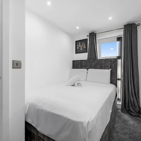 Sleeps 6 By Superhost Nyaraló
