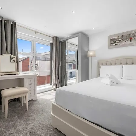 Sleeps 6 By Superhost *