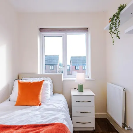 別荘 Spacious 3-bed With Free Parking And Near Centre *