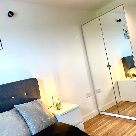 High-rise 2bed With Balcony And Water View * Manchester