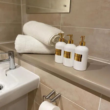 High-rise 2bed With Balcony And Water View Apartment *