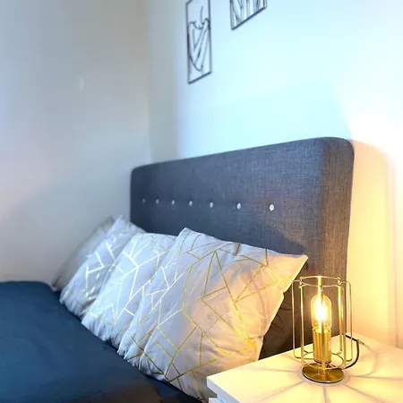 High-rise 2bed With Balcony And Water View Apartment Manchester