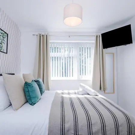 Comfortable & Spacious 3br House Near Coop Live Arena & Etihad Stadium With Free Parking - New Management Since Jan '26 公寓