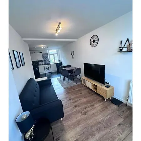 Elle Манчестер