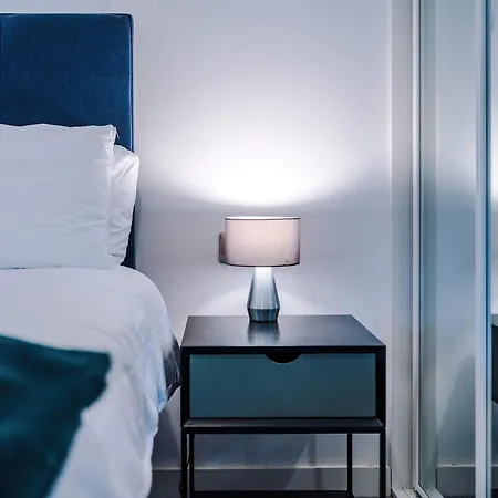 דירה Modern 2 Bed With Balcony By Host A