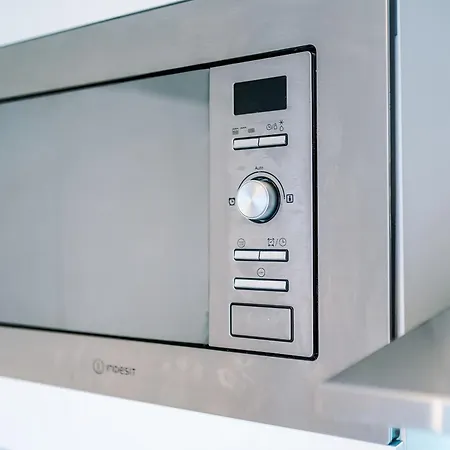 Modern 2 Bed With Balcony By Host A