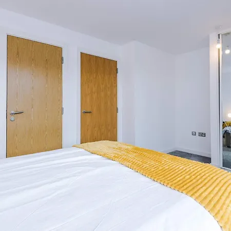 Modern 2 Bed With Balcony By Host A Apartment Manchester