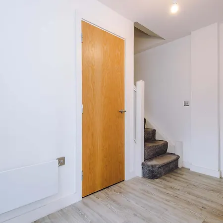 דירה Modern 2 Bed With Balcony By Host A מנצ'סטר