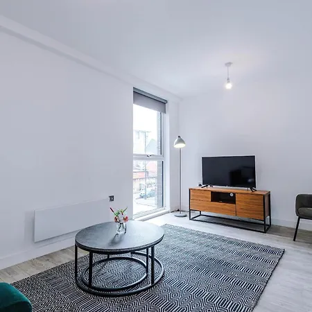 Modern 2 Bed With Balcony By Host A דירה מנצ'סטר