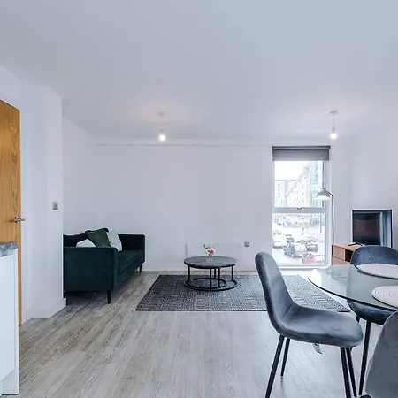 דירה Modern 2 Bed With Balcony By Host A