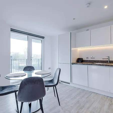 Apartment Modern 2 Bed With Balcony By Host A Manchester