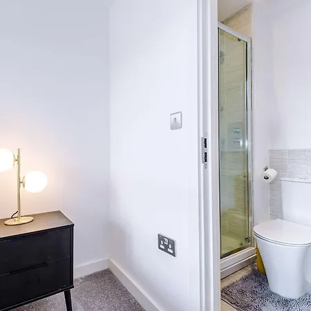 Modern 2 Bed With Balcony By Host A マンチェスター
