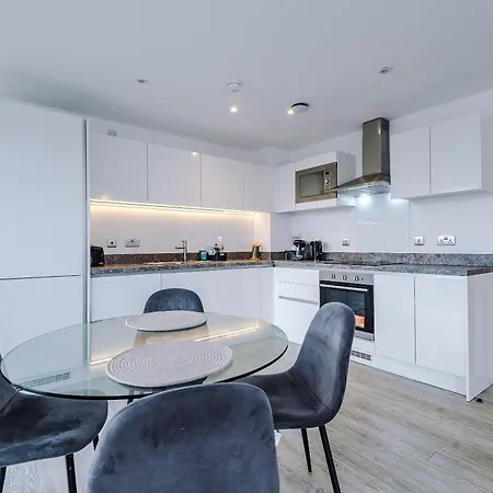 Modern 2 Bed With Balcony By Host A * Manchester