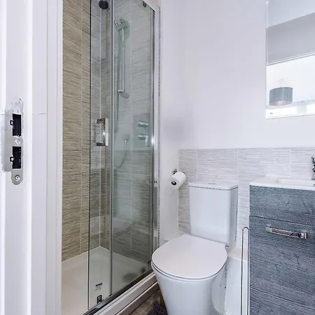 Modern 2 Bed With Balcony By Host A マンチェスター