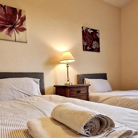 Tallis House, Sleeps 5, Near Centre, Free Parking, Long Or Short - By Nmb Nyaraló